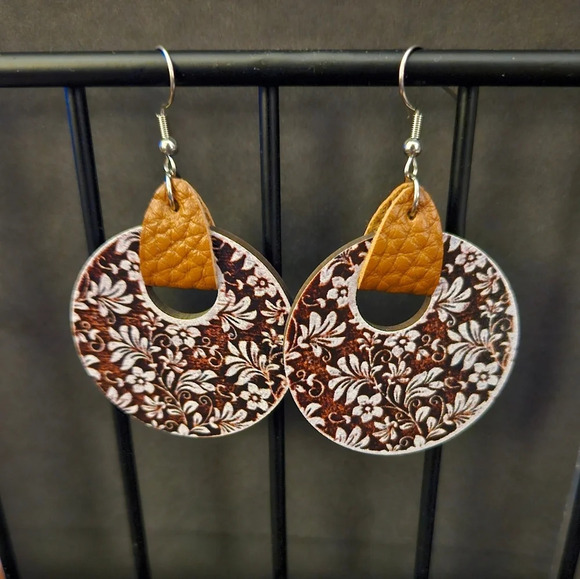 Wooden earrings with flower pattern - Picture 1 of 2
